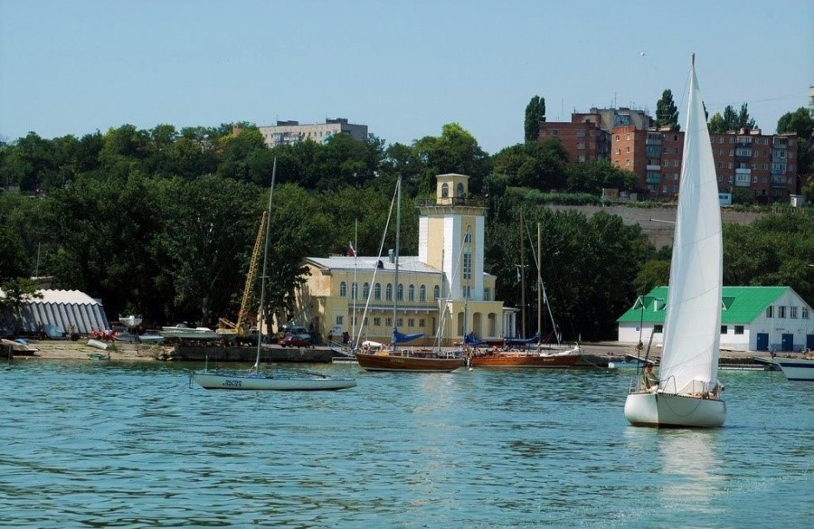 Морская прогулка Град на мысу, как парусник стоит
